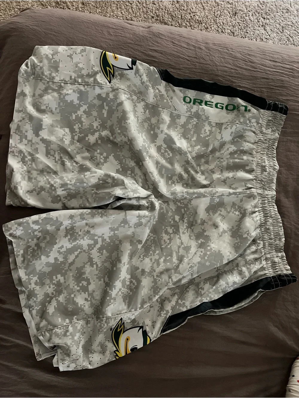 Rare 2013 Nike Oregon Ducks Digital Camo Dri-FIT Basketball Shorts L 💛💚